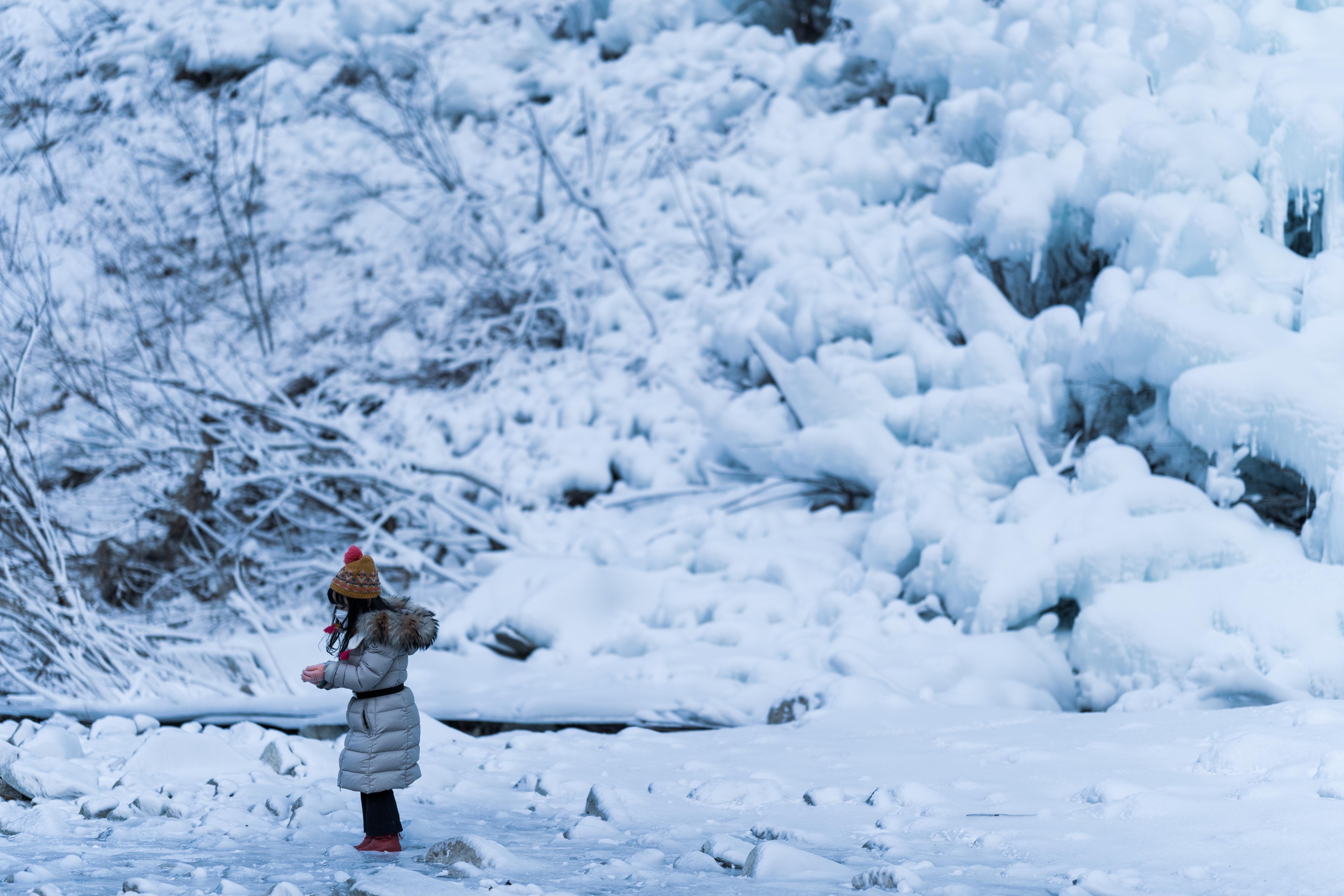 Explore the stunning icy landscape of Cheongsong Ice Valley where frozen cliffs and scenic winter trails create a perfect playground for adventure seekers and nature lovers alike.